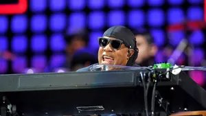 Stevie Wonder a făcut o surpriză fanilor şi a cântat alături de un prieten muzician, înaintea operaţiei programate în septembrie | VIDEO