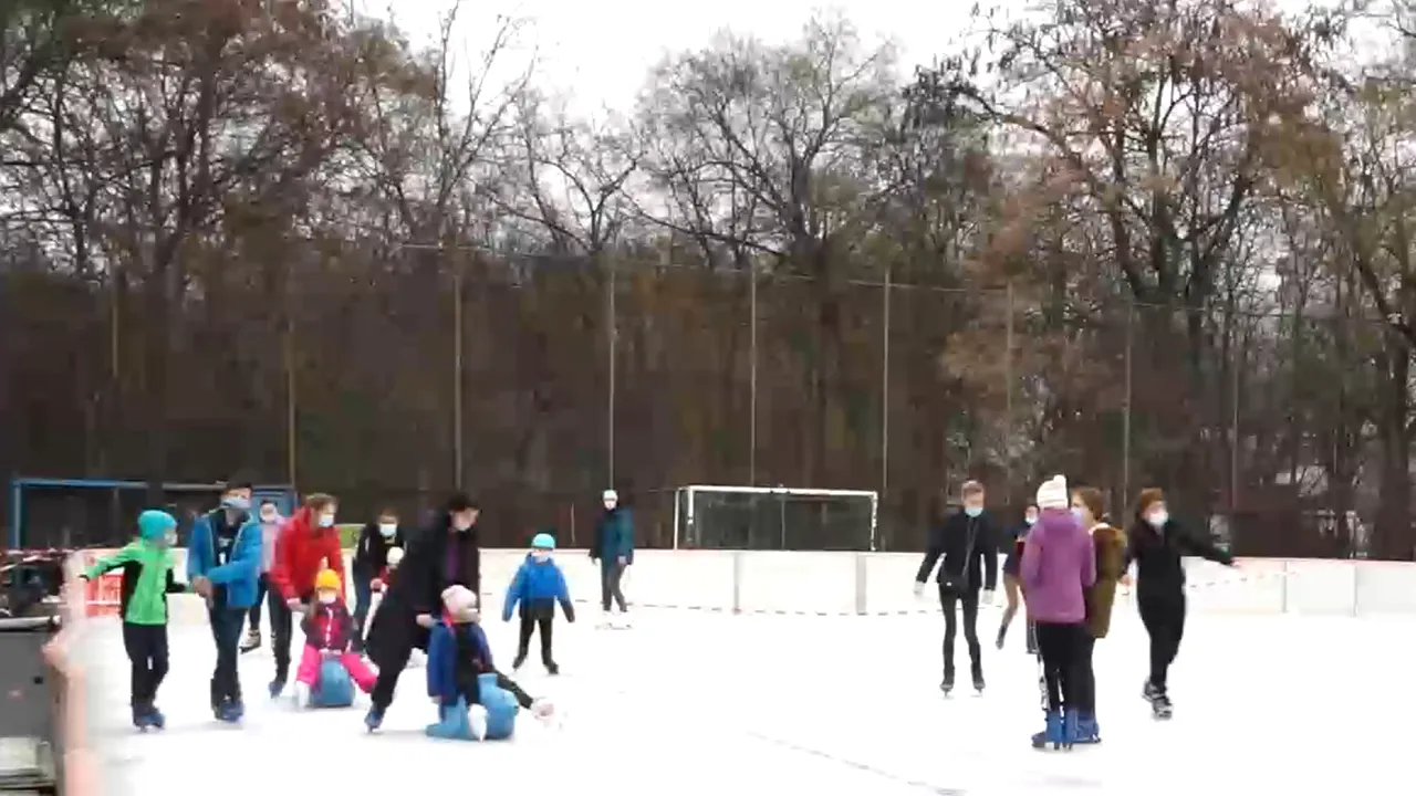 Distanţare pe patine, după sărbători. Atmosfera e relaxată la patinoar, cu sau fără Covid-19 
