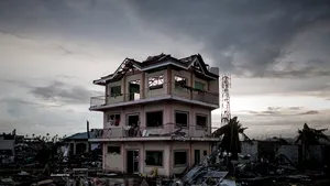 Filipine: Opt persoane au murit zdrobite de zidul unui depozit de orez prăbuşit