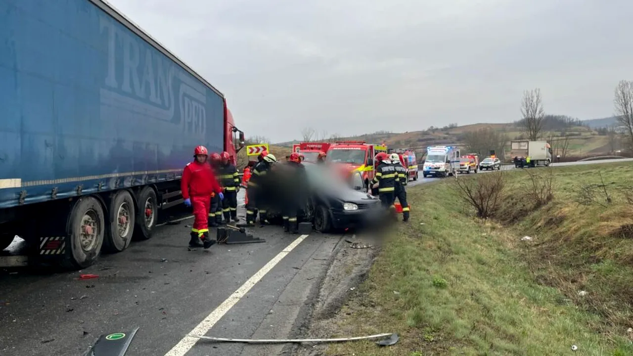 UPDATE: Șase răniți în urma unui accident între două camioane și o mașină, în Cluj
