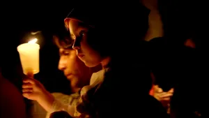 Zeci de mii de credincioşi au asistat la slujba de Înviere oficiată pe plaja Modern din Constanţa