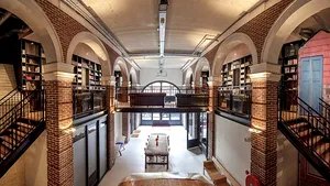 Cel mai CIUDAT hotel din lume: Locul în care poţi să dormi într-un tramvai sau într-o cameră inspirată de Transilvania - GALERIE FOTO