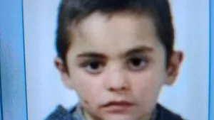 Un copil de 9 ani este căutat de poliţie. El a plecat de acasă şi nu s-a mai întors