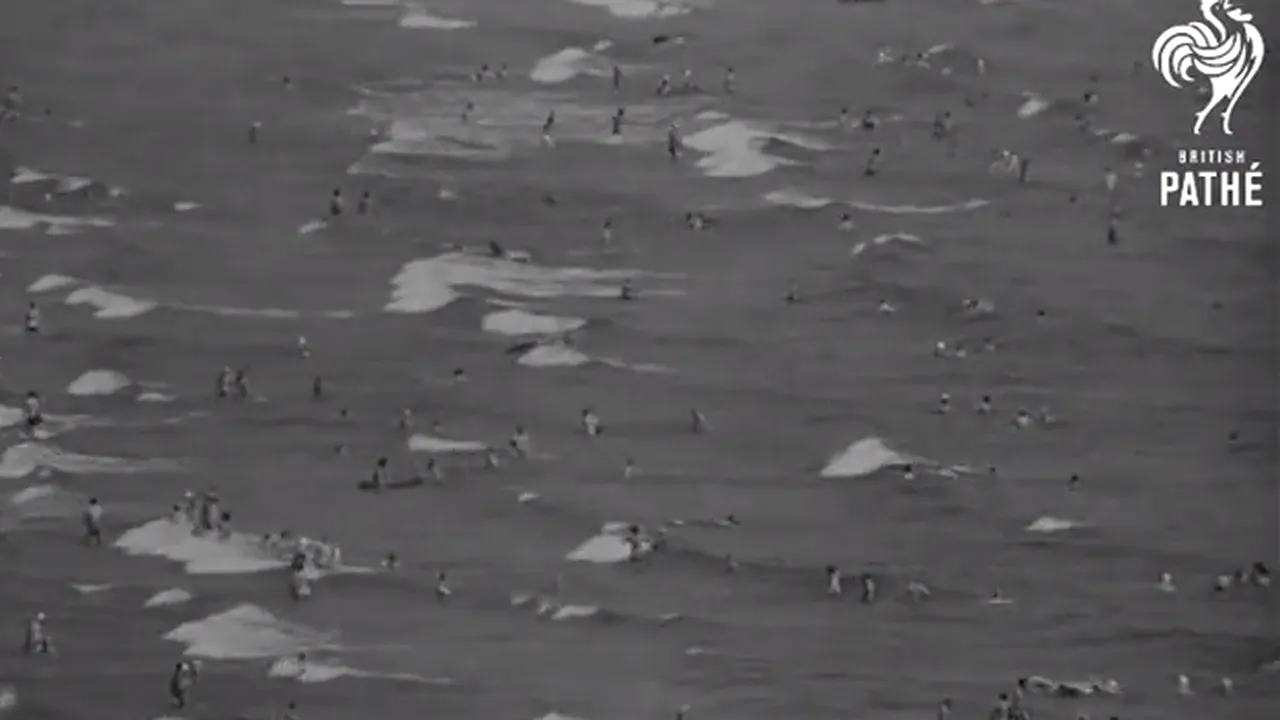 VIDEO Ce frumos era la mare în anii '60. Imagini cu litoralul cosmopolit, cu petreceri de noapte şi plaje cât vedeai cu ochii