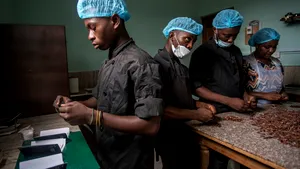 Un bolnav COVID-19 a infectat peste 500 de colegi la o fabrică din Ghana