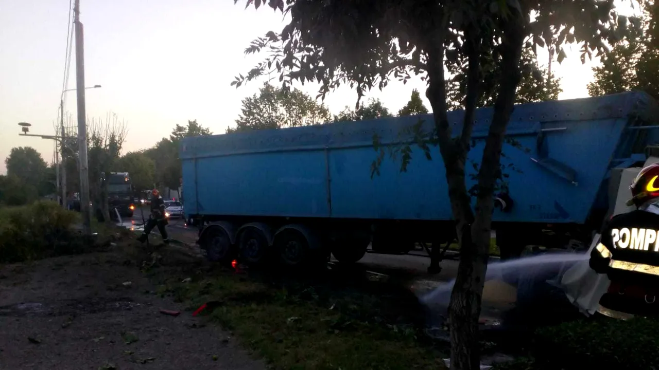 Intervenţie dificilă la Bârlad, după ce un tir s-a răsturnat,iar rezervoarele cu motorină s-au spart