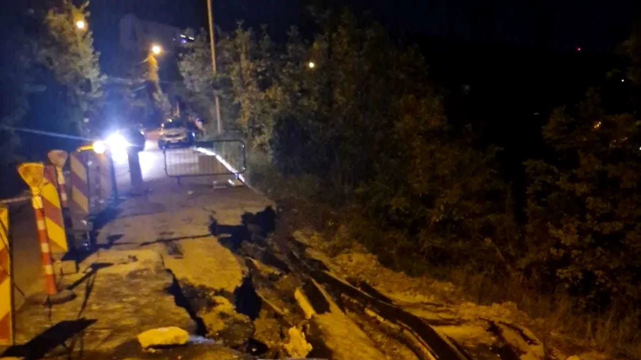 Alunecare de teren în Cluj-Napoca. Trafic restricţionat pe o stradă din oraş