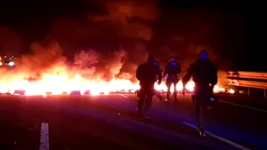 Manifestaţii violente în Spania: Incendii, autostrăzi blocate şi proteste pe fondul judecării celor 12 politicieni separatişti