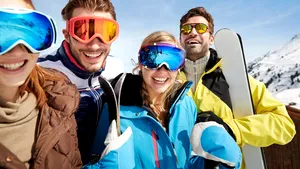 Unde poţi schia în acest sfârşit de săptămână. Stratul de zăpadă din principalele staţiuni