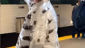 Un bărbat s-a plimbat cu o geacă cu compartimente transparente în care se aflau gândaci vii