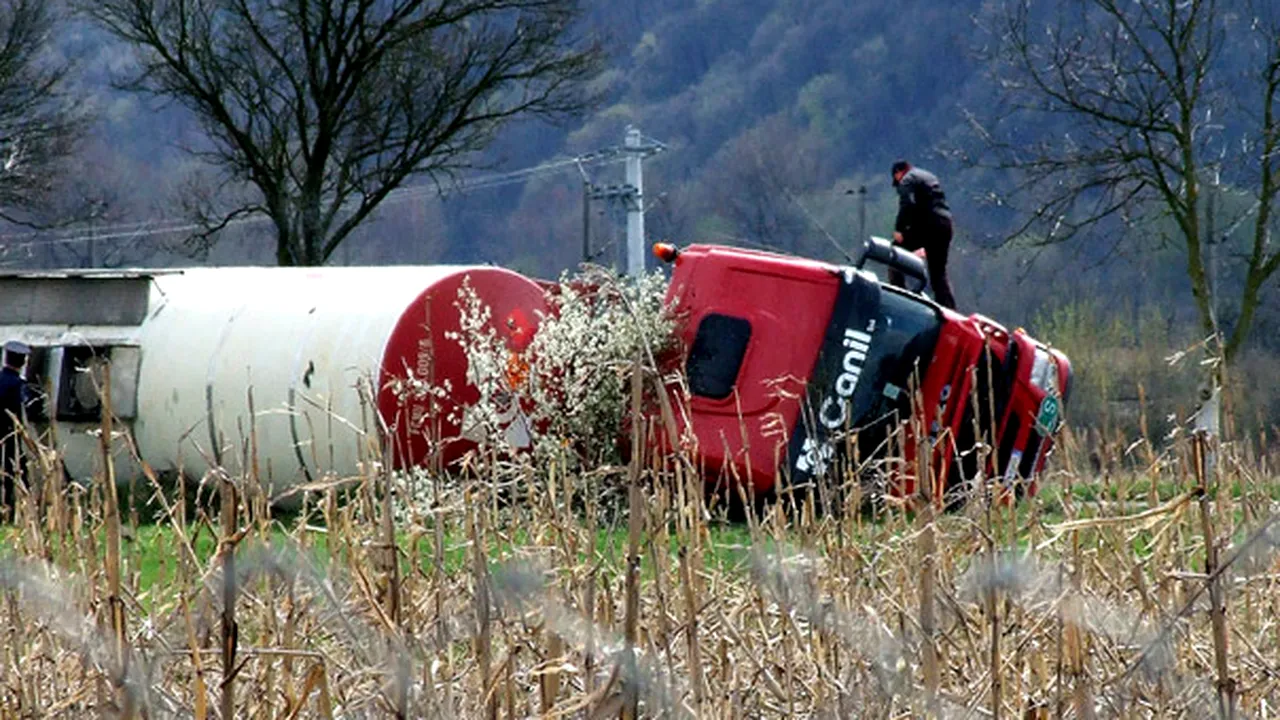 Hunedoara: Cisterna răsturnată a fost repusă pe roţi, iar circulaţia în zonă a fost reluată