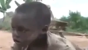 Şocant: Doi copii somalezi, lăsaţi să moară în noroi - VIDEO