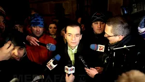 Ludovic Orban, huiduit şi îmbrâncit în Piaţa Universităţii: Orbane, pleacă de aici, că dai de belea! PDL-USL, aceeaşi mizerie!