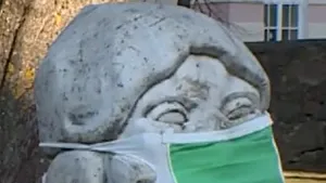 VIDEO Manifest cultural: Statuile din Lituania poartă măşti chirurgicale 