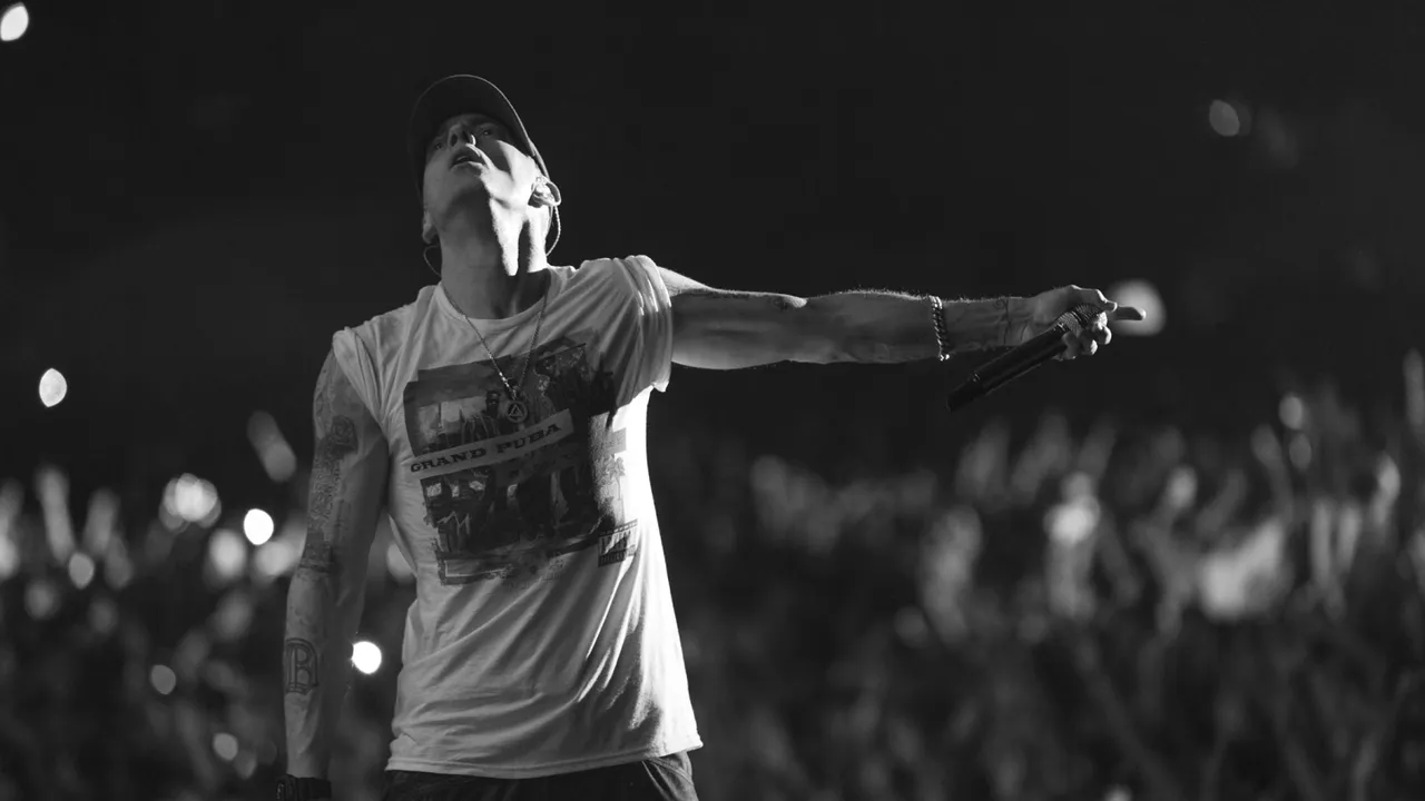 Eminem sărbătoreşte 12 ani de când a renunţat la droguri şi la alcool