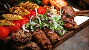 Concluzia unei mari companii care livrează mâncare: Șaorma detronează burgerii, dar micii rămân la putere în România