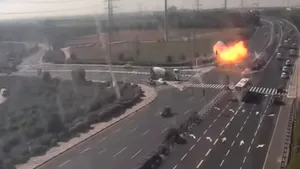 VIDEO | Momentul în care o rachetă loveşte o autostradă de lângă Tel Aviv. Bilanţ: Un rănit