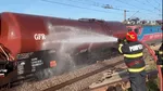 Pompierii răcesc vagonul cisternă avariat în urma deraierii din Teleorman. Traficul feroviar este încă blocat