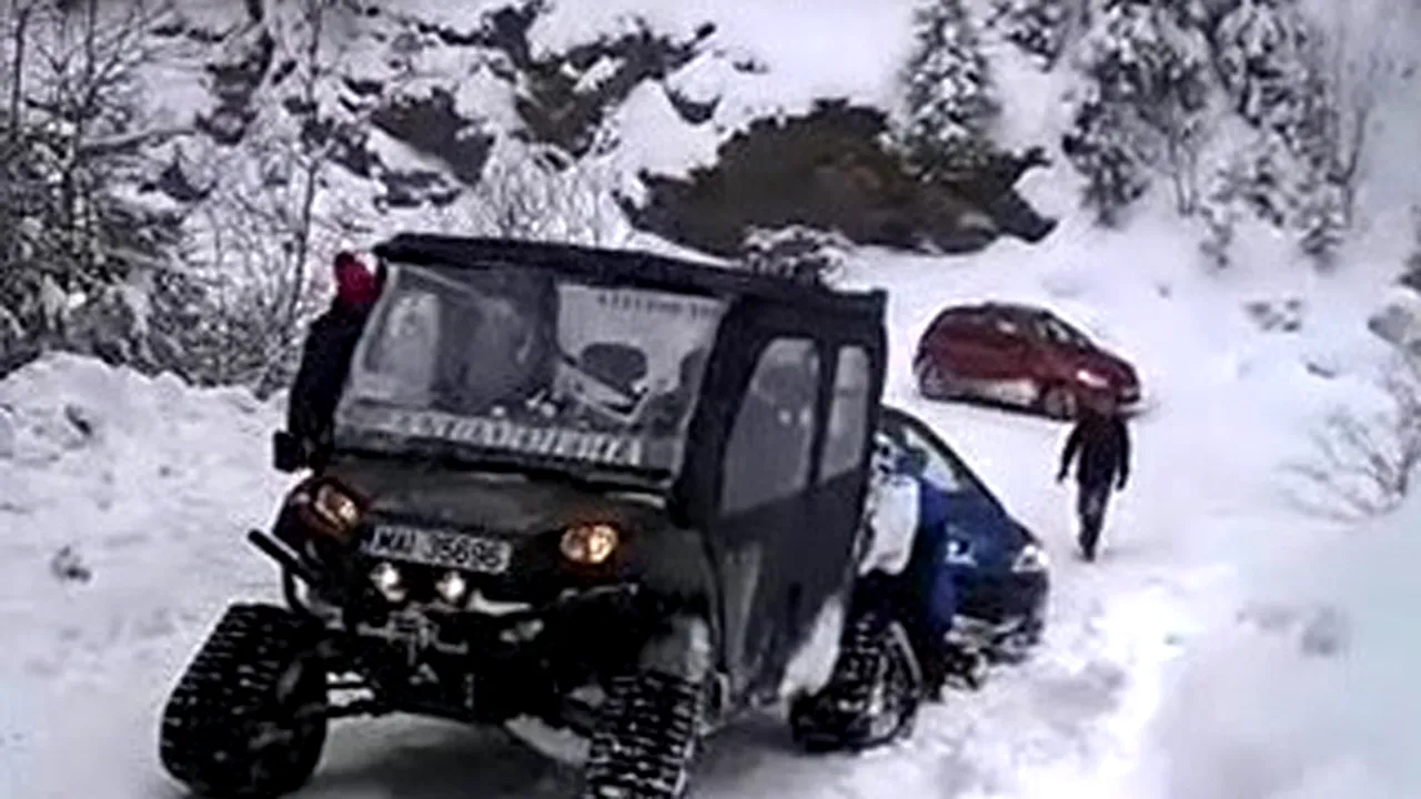 Intervenţie pentru recuperarea unor turişti rămaşi blocaţi cu maşina pe un drum din Masivul Bucegi