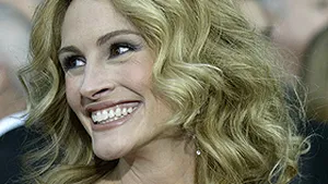 Julia Roberts a creat o brăţară pentru Armani, care va fi vândută în scop caritabil