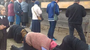 Peste 30.000 de pelerini asistă la slujba de Liturghie oficiată la Mănăstirea Nicula, de Adormirii Maicii Domnului. Aproape 200 de persoane au avut nevoie de asistenţă medicală - FOTO, VIDEO