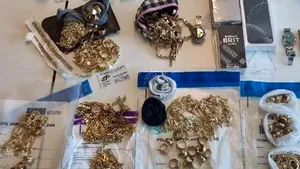 Români arestați în Olanda. Pozau în oameni de afaceri din Dubai și le cereau victimelor sume consistente de bani