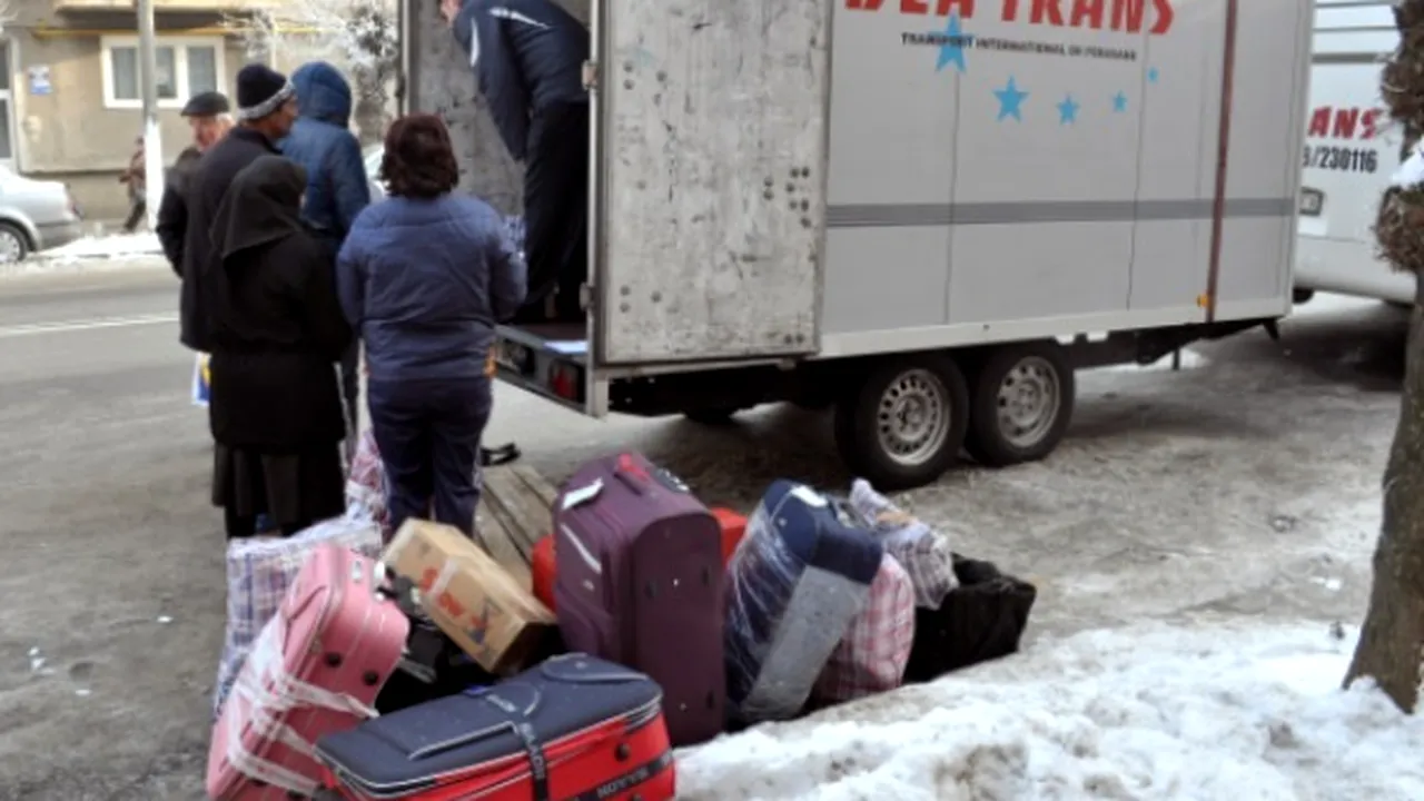 Românii din străinătate stau la cozi interminabile ca să-şi ridice coletele cu carne, ceapă, fasole şi murături