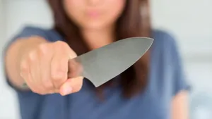 O femeie însărcinată este acuzată că şi-a ucis iubitul pentru că acesta a vrut să plece la petrecere de Sf. Ioan. Bărbatul a murit în ambulanţă