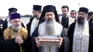 Mii de credincioşi se închină la Brâul Maicii Domnului
