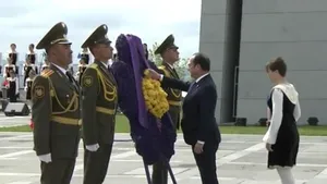 Vladimir Putin şi Francois Hollande aduc un omagiu victimelor genocidului armean - VIDEO