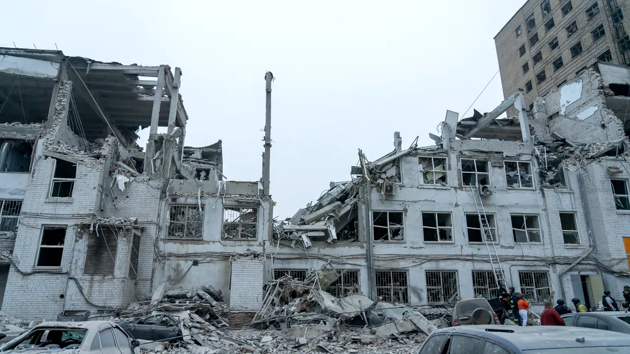 Războiul din Ucraina, ziua 1022. Zelenski îl critică pe Orban după discuţia la telefon cu Putin / SUA aprobă un pachet de 266 de milioane de dolari pentru sprijinirea avioanelor F-16 ale Ucrainei / Instalaţie industrială avariată în urma unui atac cu rachete asupra unui port din sud-vestul Rusiei