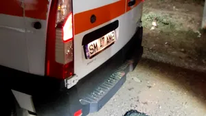 Ambulanţă atacată cu pietre, în timp ce personalul medical consulta o pacientă. FOTO