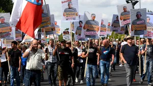 Extremiştii de dreapta au încercat să pătrundă în clădirea Parlamentului german