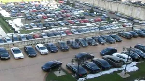 Parcarea de la Parlament, neîncăpătoare. Sute de maşini în curtea instituţiei - VIDEO