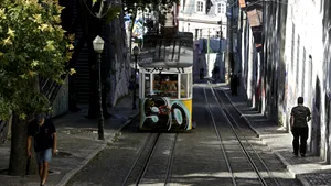 Un important oraş european va oferi transport public gratuit copiilor şi bătrânilor. Primarul spune că e o măsură crucială în lupta împotriva schimbărilor climatice