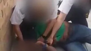VIDEO. Un poliţist britanic a fost suspendat după ce a îngenuncheat cu brutalitate pe gâtul unui bărbat de culoare