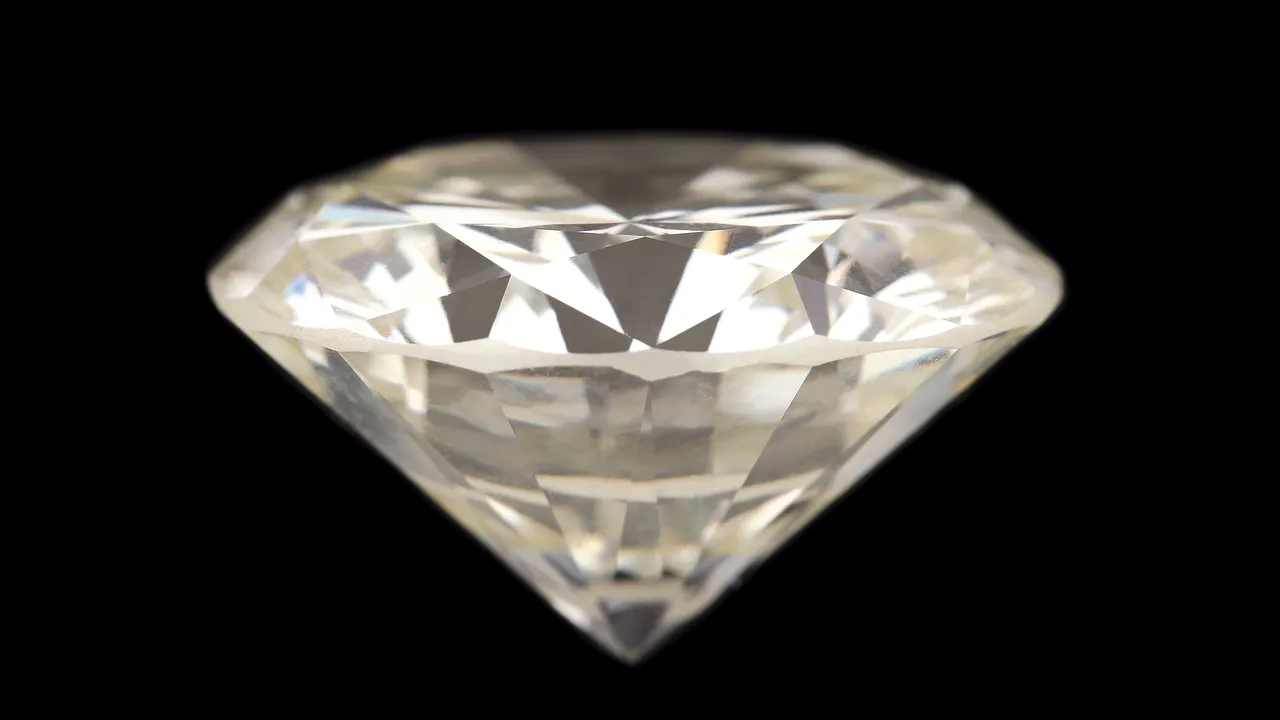 Cel mai mare diamant scos la vânzare în România are un preţ estimat la 45.000-65.000 euro | FOTO