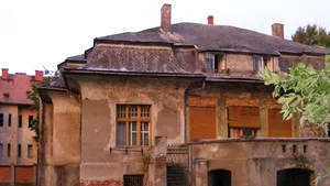 Clădire monument istoric din Timişoara, dărâmată de un clan de romi. Autorităţile au sistat lucrările