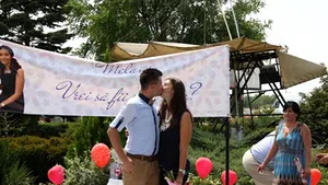 Tânără cerută în căsătorie pe aeroportul din Timişoara, cu covor alb, prăjituri, baloane şi fotografii - GALERIE FOTO