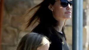 Angelina Jolie, la cumpărături alături de fiica sa, Vivienne. Actriţa a cumpărat o casă de 25 milioane dolari în Los Feliz, aproape de cea a lui Brad Pitt