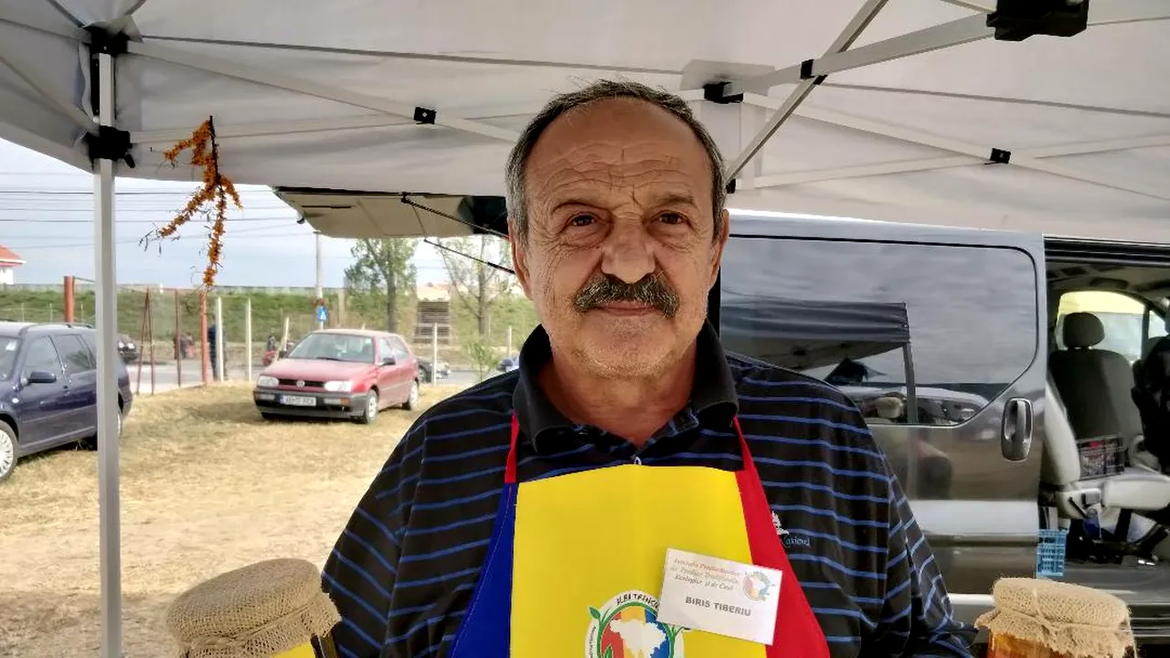 O mică afacere dintr-o veche pasiune: Un dascăl a renunţat la învăţământ pentru creşterea albinelor