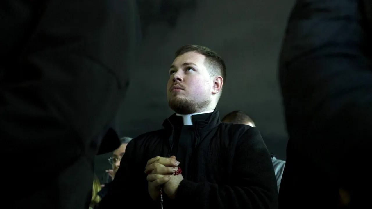 Mii de credincioși din întreaga lume se roagă pentru Papa Francisc