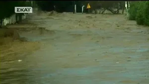 Un oraş aflat în apropiere de Atena, INUNDAT în urma ploilor torenţiale din cursul nopţii/ UPDATE: Cel puţin o persoană a murit