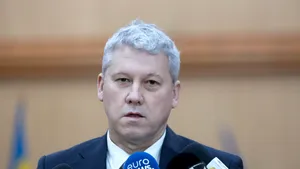 Acuzații de dublu standard. În timp ce Predoiu dădea declarații de presă lângă urne, Simion și Georgescu au fost scoși din secție