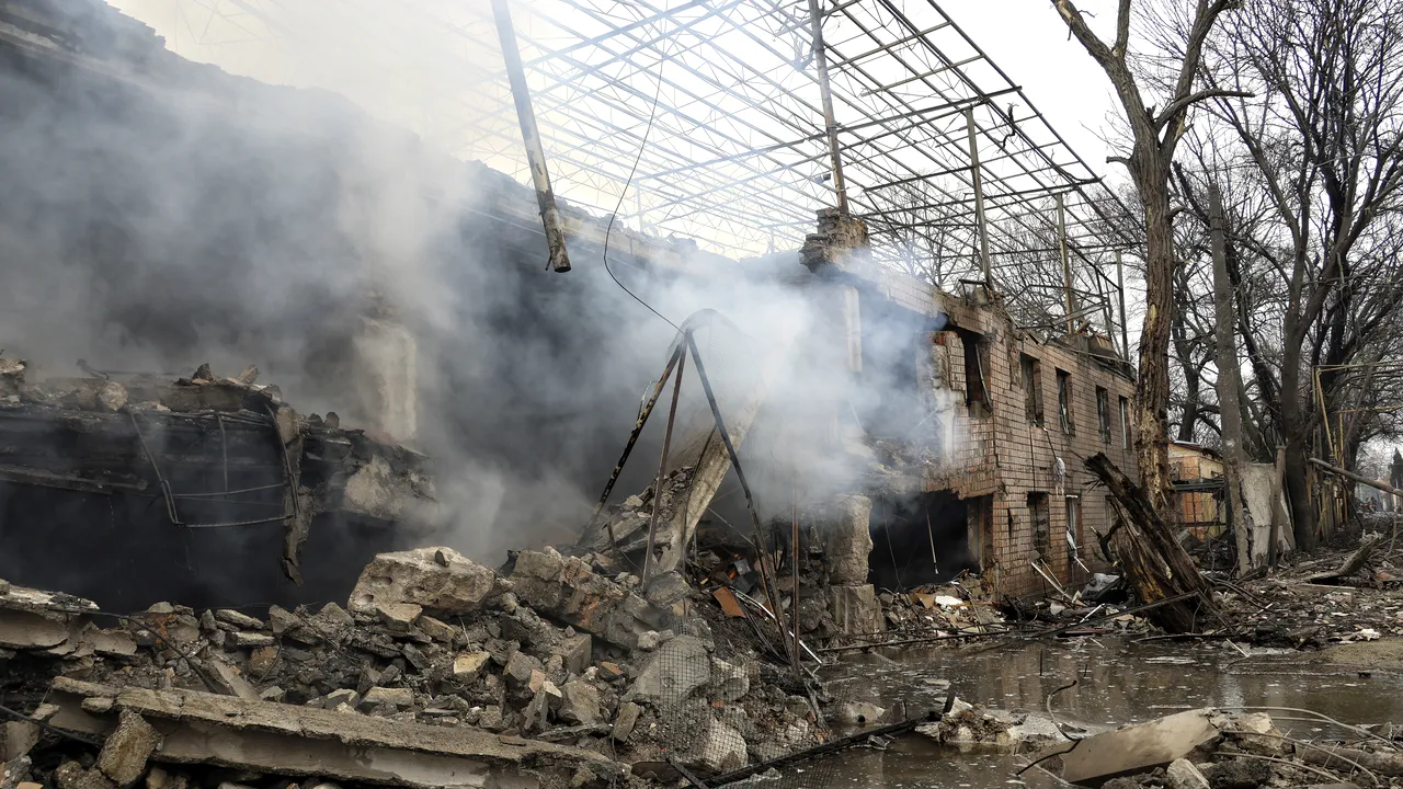 O femeie din Ucraina, în vârstă de 98 de ani, a parcurs o porţiune de 10 km, bombardată de ruşi