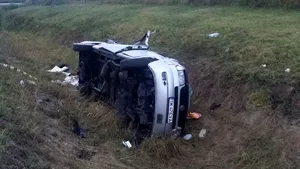 FOTO | Şase persoane au fost rănite după ce microbuzul în care erau s-a răsturnat 