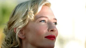 Cate Blanchett, lovită în cap cu un aparat de radio, pe scenă