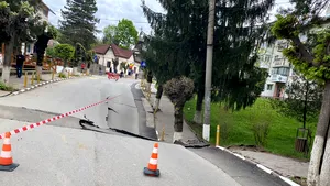 Situaţie de urgenţă la Slănic. Craterul apărut în oraş - autorităţile din Prahova vor să facă noi evacuări ale populaţiei 