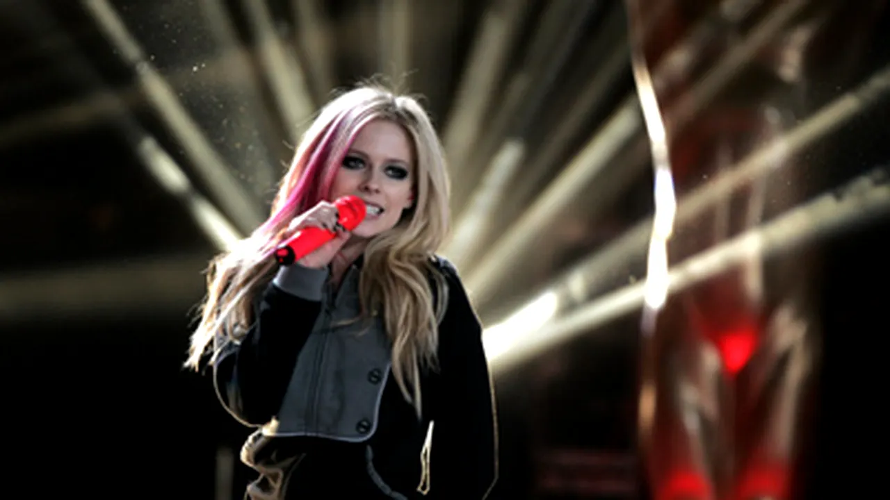 Avril Lavigne confirmă că s-a despărţit de soţul ei