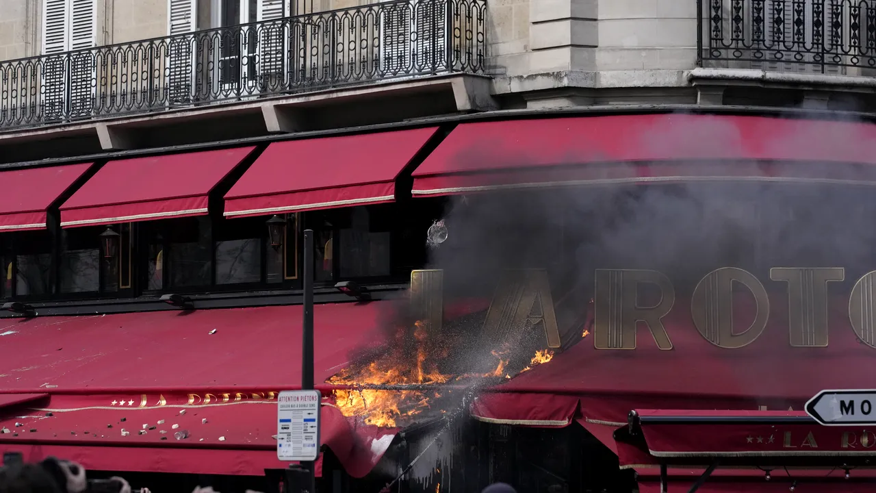 Noi proteste violente în Franţa, din cauza reformei pensiilor. Protestatarii au dat foc unui restaurant apreciat de Macron